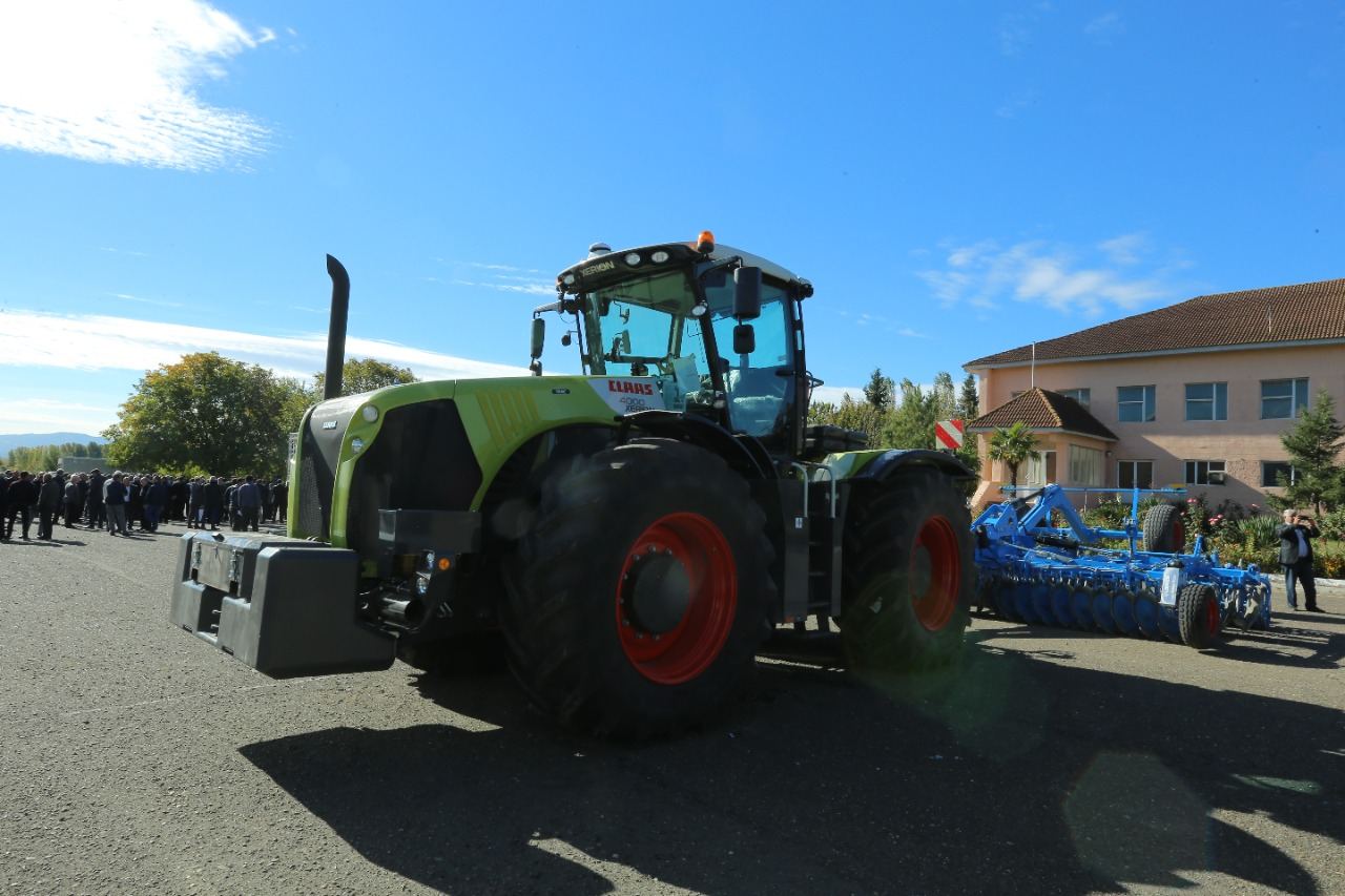 CLAAS XERION 4000 farm tractor presented in Azerbaijan (PHOTO)